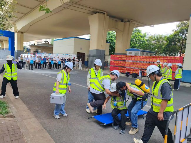 有限空间接济。陆振官 摄（建图）.jpg