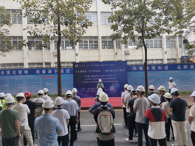 莫志元做演练带头和颁发演练起头；票ι 摄（建图）.jpg